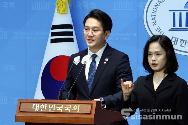 14일 전용기 의원이 기자회견을 하고 있다.