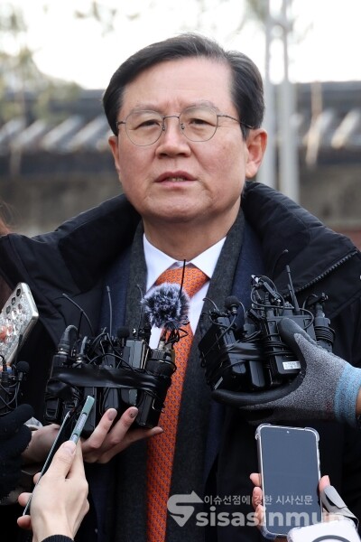 14일 윤갑근 변호사가 취재진 질의에 답하고 있다.