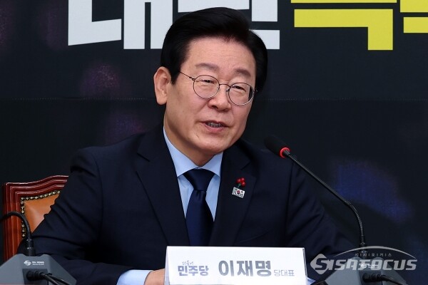 이재명 더불어민주당 대표가 지난달 18일 권성동 국민의힘 원내대표와 서울 여의도 국회 본청 당대표실에서 열린 회동에서 발언을 하고 있는 모습. 사진 / 오훈 기자