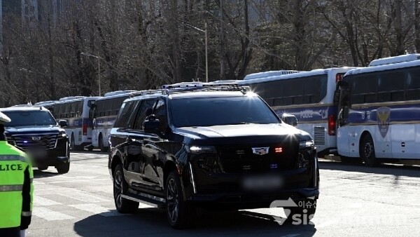 15일 윤석열 대통령이 탄 차량 행렬이 과천 공수처에 도착하고 있다.