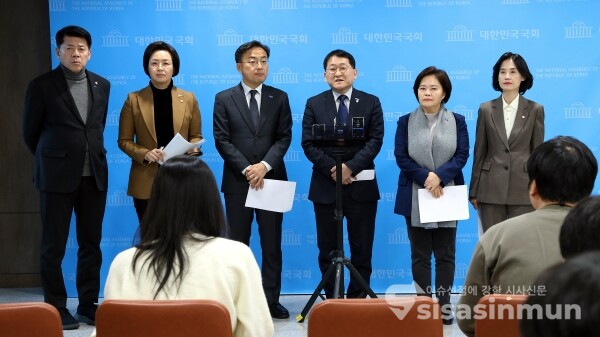 14일 조국혁신당 의원들이 취재진의 질의에 답하고 있다. [사진 / 오훈 기자]