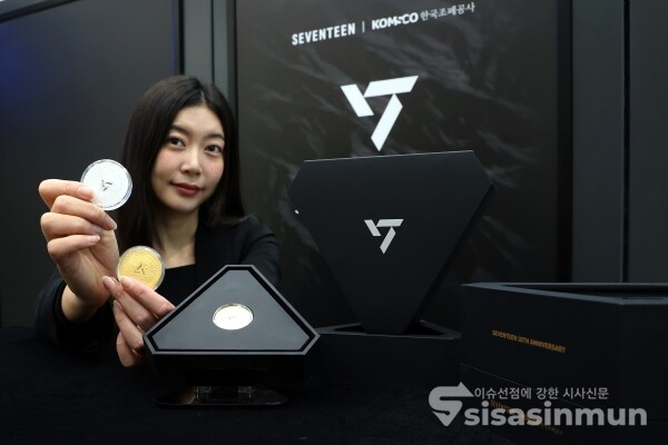 16일 모델이 기념메달을 들고 포즈를 취하고 있다. [사진 / 오훈 기자]