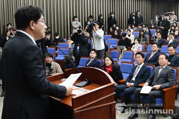 16일 권성동 원내대표가 발언을 하고 있다.