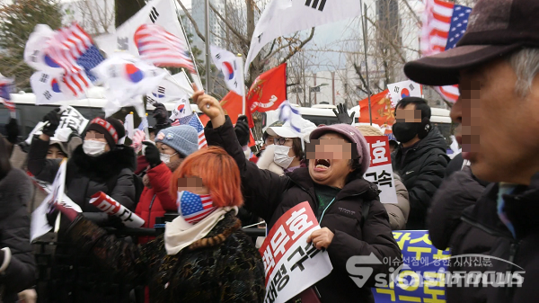 윤석열 대통령 지지자들이 16일 오후 과천 공수처 앞에서 집회를 하고 있다. 사진 / 김경민 기자