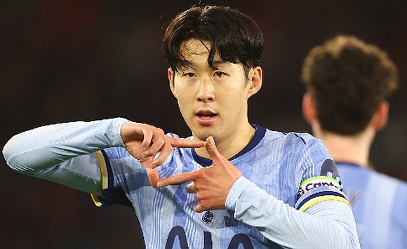 손흥민, 엔제 포스테코글루 감독의 경질 여부가 달렸다?/ 사진: ⓒ토트넘 홋스퍼