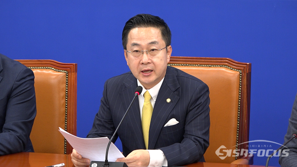 더불어민주당 박성준 의원이 지난해 11월 28일 오전 서울 여의도 국회에서 열린 정책조정회의에서 발언하고 있다. 사진 / 김경민 기자