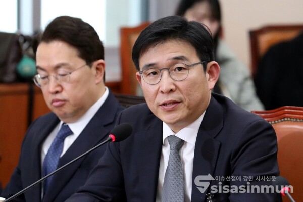 21일 홍용준 쿠팡로지스틱스 대표가 의원 질의에 답변하고 있다.