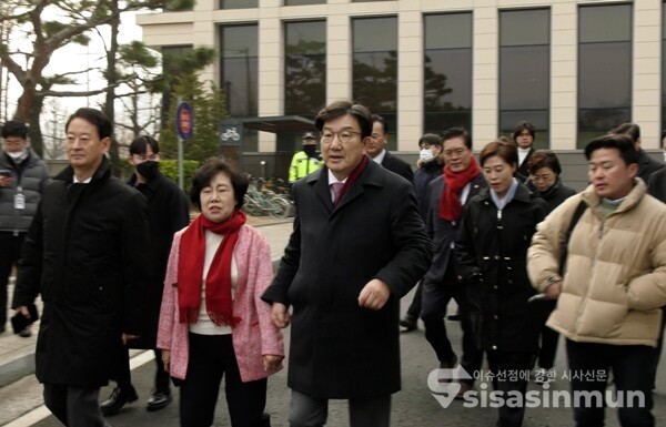 권성동 원내대표 등 국민의힘 의원들이 22일 오전 헌법재판소를 직접 항의 방문했다. 사진 / 이훈 기자