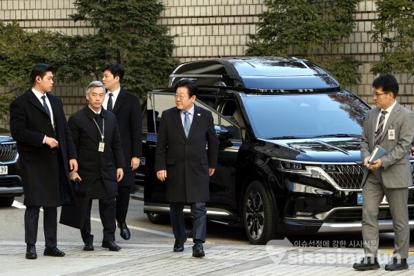 23일 이재명 대표가 항소심 첫 재판에 출석하고 있다.