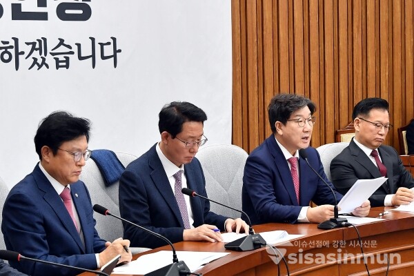 24일 권성동 원내대표가 발언을 하고 있다.