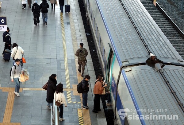 24일 귀성객들이 탑승하기 위해 이동하고 있다. [사진 / 오훈 기자]