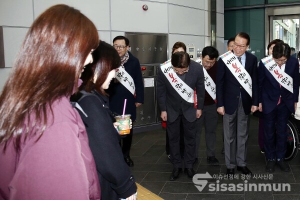 24일 권영세 비상대책위원장과 권성동 원내대표 및 지도부가 귀성인사를 하고 있다.
