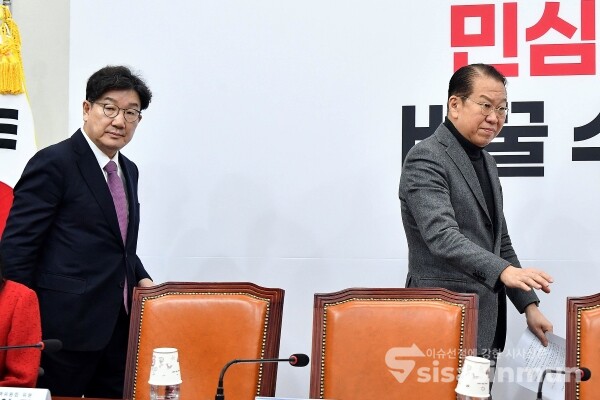 31일 권영세 국민의힘 비상대책위원장과 권성동 원내대표가 참석하고 있다.