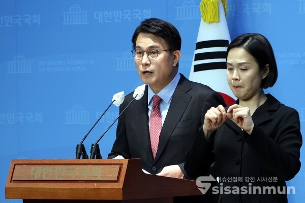 31일 윤상현 의원이 기자회견을 하고 있다.