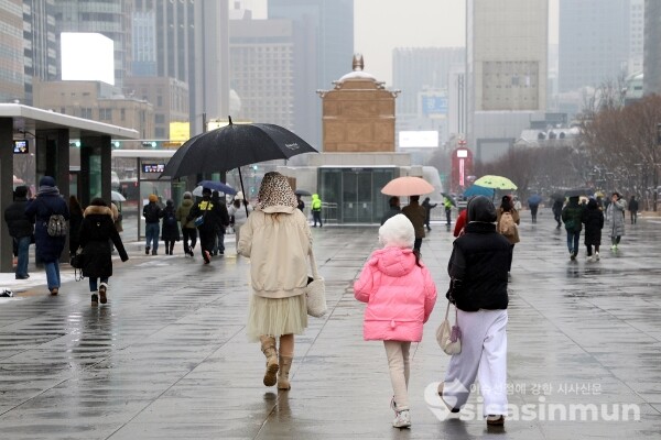 31일 광화문광장에서 우산을 쓴 시민들이 이동하고 있다.