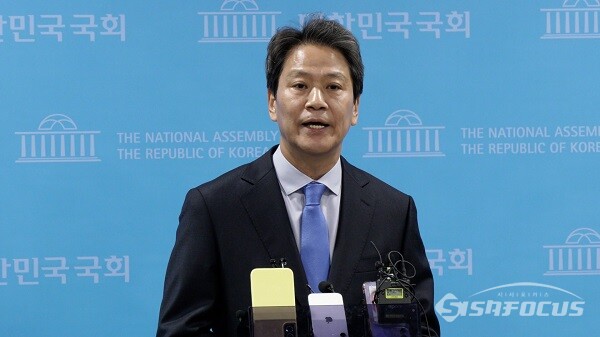 문재인정부 시절 청와대 대통령비서실장을 역임했던 임종석 전 더불어민주당 의원이 지난해 2월 28일 서울 여의도 국회 소통관에서 민주당의 비명횡사 공천 논란과 관련한  문제를 제기하는 기자회견을 마친 뒤 취재진들과 질의응답하고 있다. 사진 / 김경민 기자