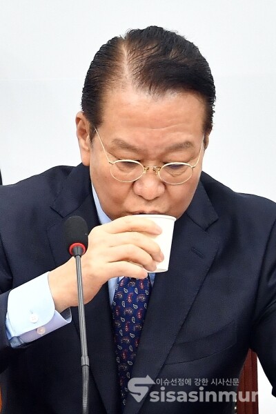 3일 권영세 비대위원장이 물을 마시고 있다.