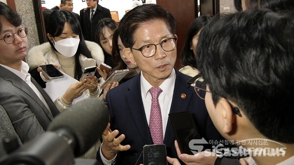 김문수 고용노동부 장관이 4일 오전 서울 여의도 국회에서 열린 반도체특별법 주52시간제 특례 도입을 위한 당정협의회를 마치고 나와 취재진의 질문에 답하고 있다. 사진 / 김경민 기자