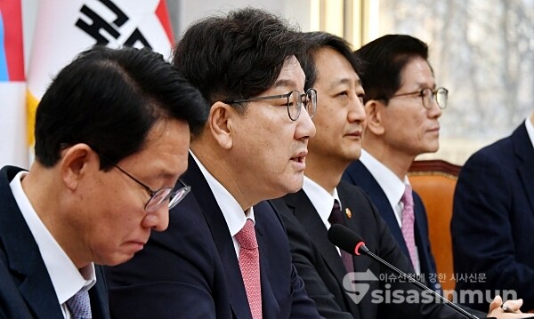 4일 권성동 원내대표가 발언을 하고 있다.