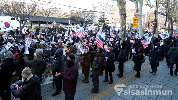 4일 윤석열 대통령 지지자들이 석방 촉구 및 부정선거 규탄 집회를 갖고 있다.