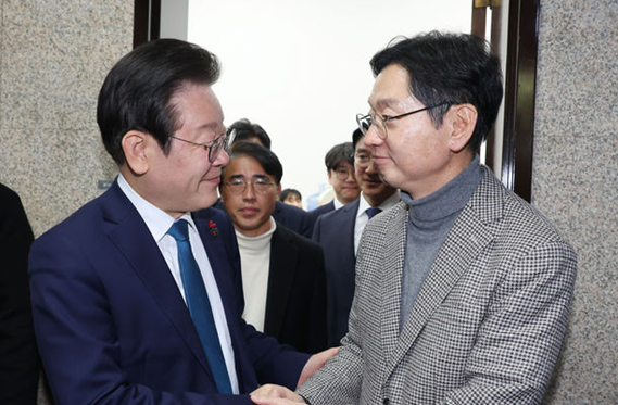 이재명 더불어민주당 대표와 김경수 전 경남도지사가 지난해 12월 5일 서울 여의도 국회에서 만나 대화 후 인사를 나누고 있는 모습. ⓒ뉴시스