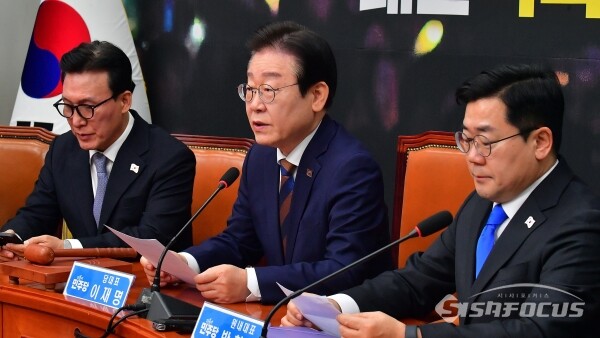 이재명 더불어민주당 대표가 지난달 17일 서울 영등포구 여의도 국회 본청 당대표회의실에서 열린 최고위원회의에서 모두발언을 하고 있다. 사진 / 오훈 기자