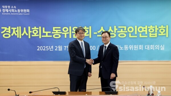 7일 권기섭 경제사회노동위원회 위원장과 송치영 소상공인연합회장이 악수하고 있다.