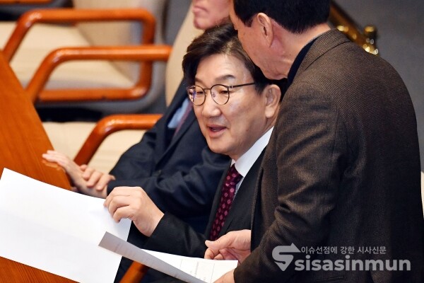 10일 권성동 원내대표가 참석하고 있다.