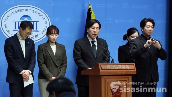 10일 국민의힘 김상욱 의원, 김예지 의원, 정혜림 국민의힘 전 부대변인, 박상수 인천 서갑 당협위원장이 기자회견을 하고 있다. [사진 / 오훈 기자]