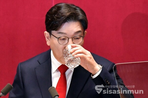 11일 권성동 원내대표가 물을 마시고 있다.