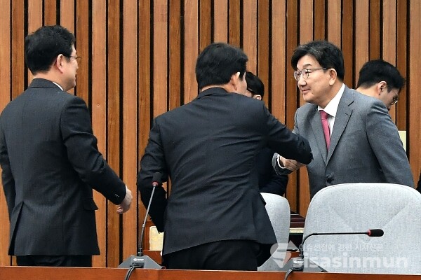 12일 권성동 원내대표가 의원들과 악수를 하고 있다.