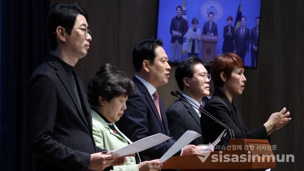 12일 국회 법사위 국민의힘 장동혁 의원, 박준태 의원, 송석준 의원, 조배숙 의원, 주진우 의원이 기자회견을 하고 있다.