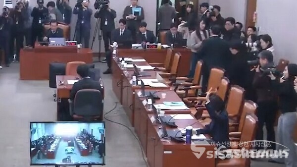 12일 국회에서 열린 법사위 전체회의에서 김건희 특검법에서 명태균 관련 의혹만 꼽아 추진한 ‘명태균 특검법’ 표결 강행에 반발한 국민의힘 의원들이 퇴장한 가운데 법사위 전체회의가 진행되고 있다. 사진 / 김경민 기자