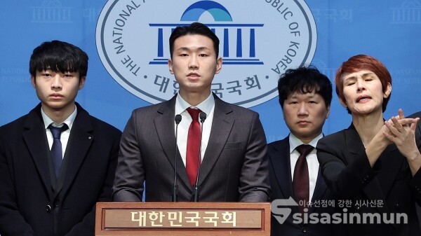 13일 국민의힘 중앙위원회 청년분과 관계자들이 기자회견을 하고 있다.