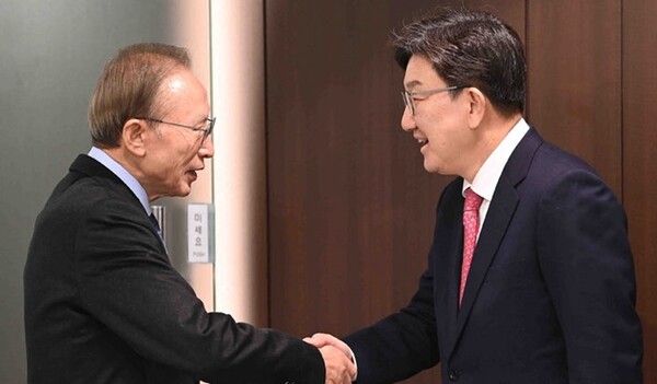 권성동 국민의힘 원내대표가 17일 오전 서울 서초구 이명박재단 사무실을 찾아 이명박 전 대통령과 악수하고 있다. ⓒ뉴시스