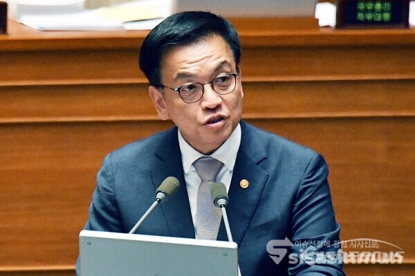 13일 최상목 대통령 권한대행 부총리 겸 기획재정부 장관이 의원의 질의에 답하고 있다. 사진 / 시사신문DB