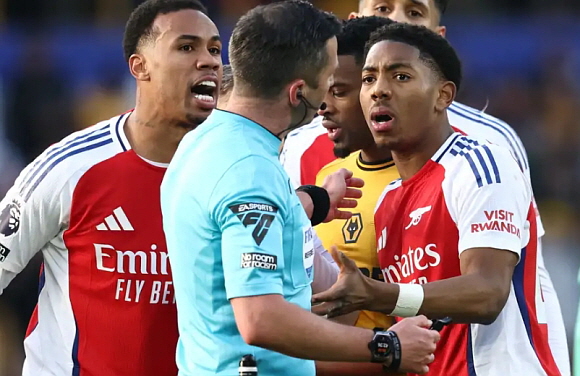 FA, 아스널 집단 판정 항의에 벌금 6만 5,000파운드 부과/ 사진: ⓒAP 통신