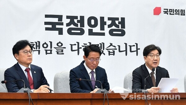 18일 권성동 원내대표가 발언을 하고 있다.