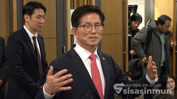 김문수 고용노동부 장관이 19일 국회 의원회관에서 기자들과 만나 백브리핑을 하고 있다. 사진 / 김경민 기자