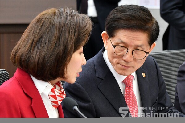 19일 나경원 의원과 김문수 고용노동부 장관이 대화를 하고 있다.