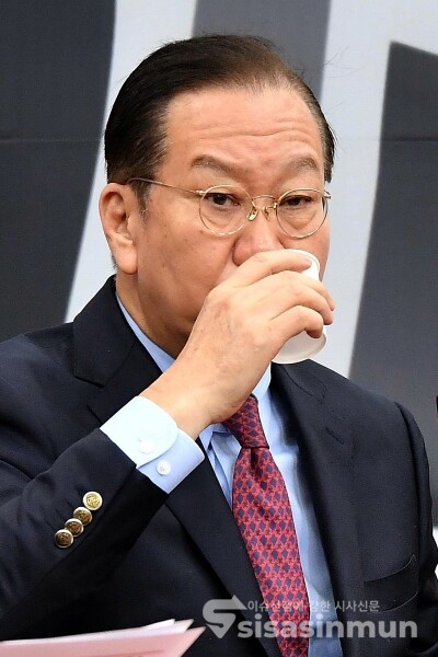 20일 권영세 비대위원장이 물을 마시고 있다.