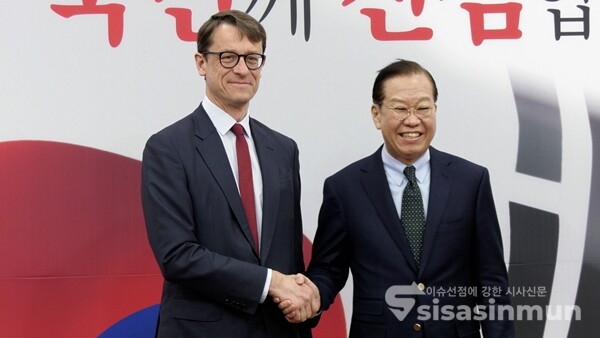 권영세 국민의힘 비상대책위원장이 24일 국회에서 필립 베르투 주한프랑스대사와 접견하고 있다. 사진 / 이훈 기자