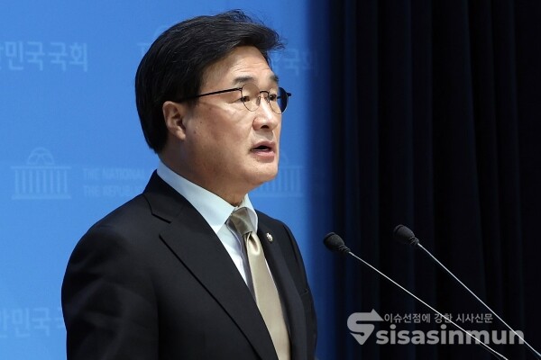 24일 김대식 원내수석대변인이 기자회견을 하고 있다.