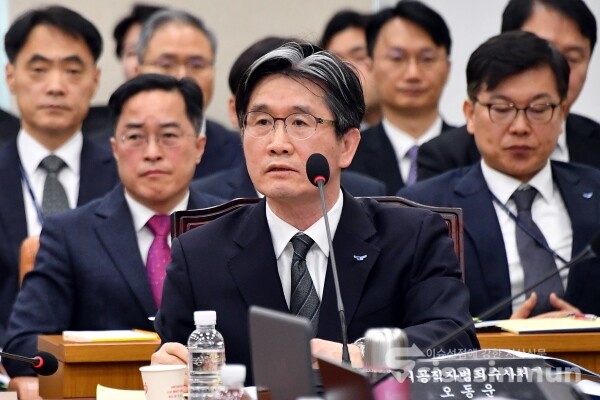 25일 오동운 공수처장이 의원의 질의에 답하고 있다.