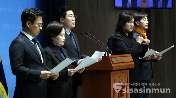 26일 박찬대 원내대표, 정춘생 원내수석부대표, 윤종오 원내대표, 한창민 대표가 기자회견을 하고 있다. [사진 /오훈 기자]