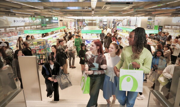 외국인 소비자가 명동 타운 매장에서 K뷰티 쇼핑을 하고 있는 모습 ⓒCJ올리브영
