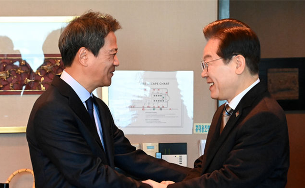 이재명(오른쪽) 더불어민주당 대표가 27일 서울 여의도의 한 음식점에서 대표적인 비명계인 임종석 전 청와대 대통령비서실장을 만나 악수하고 있다. 사진 / 오훈 기자