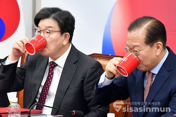27일 권영세 비대위원장과 권성동 원내대표가 물을 마시고 있다.