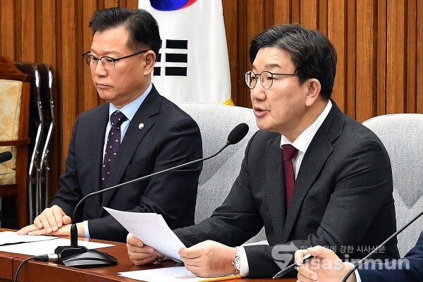 28일 권성동 원내대표가 발언을 하고 있다.