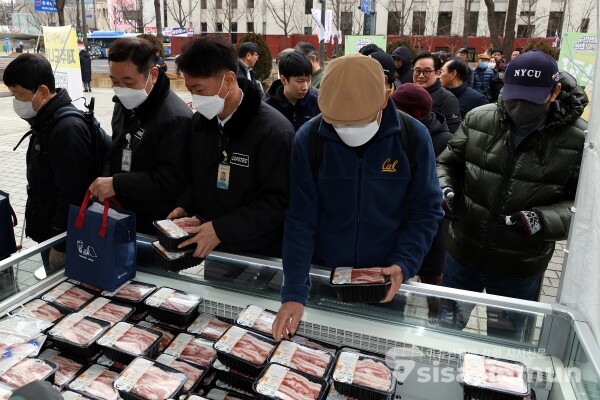 28일 한돈자조금관리위원회가 삼겹살데이 특판 행사를 진행하고 있다.
